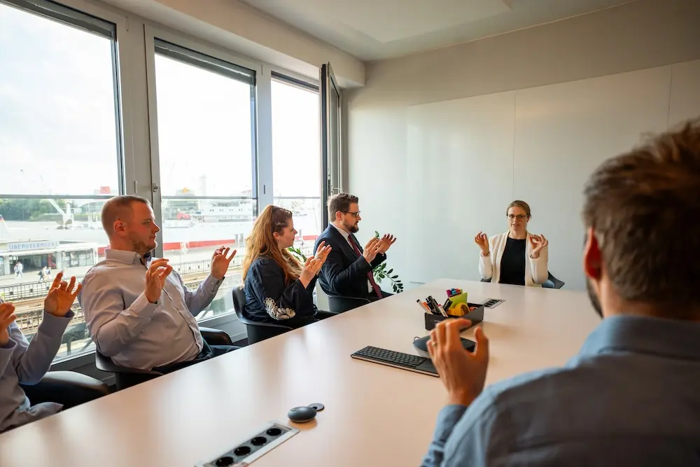 Übungen für Unternehmen und Teams zur Stressbewältigung in einem Konferenzraum in Hamburg: Anne Kritter