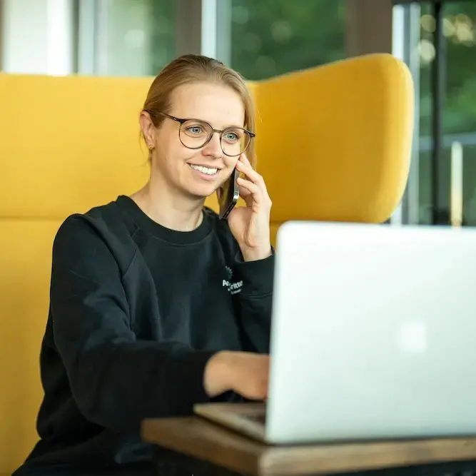 Anne Kritter, Speakerin, Resilienz-Trainerin und Gesundheitsberaterin im Großraum HH am Telefon mit Laptop
