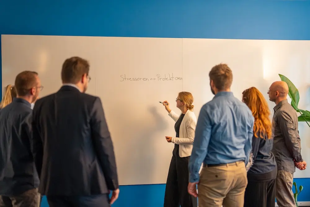 Anne Kritter am Whiteboard: Workshops für Teams zum Thema Stress im Großraum Hamburg