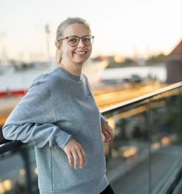 Anne Kritter lächelnd auf Balkon in der Hamburg-Hafencity